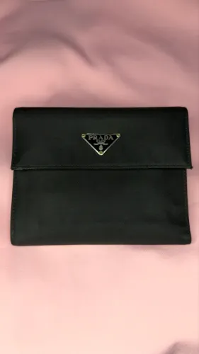 Carteira Prada original em nylon e couro preta