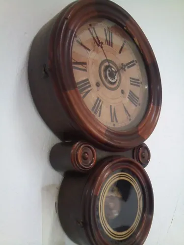 Relógio de Parede Antigo de 1874 em Madeira de Corda Gonga as Horas Funcionando Tudo