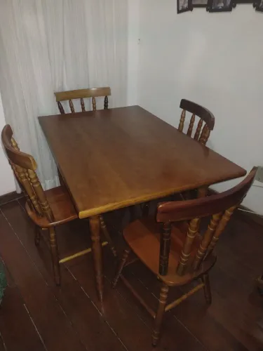 Mesa de madeira com 4 cadeiras, excelente estado