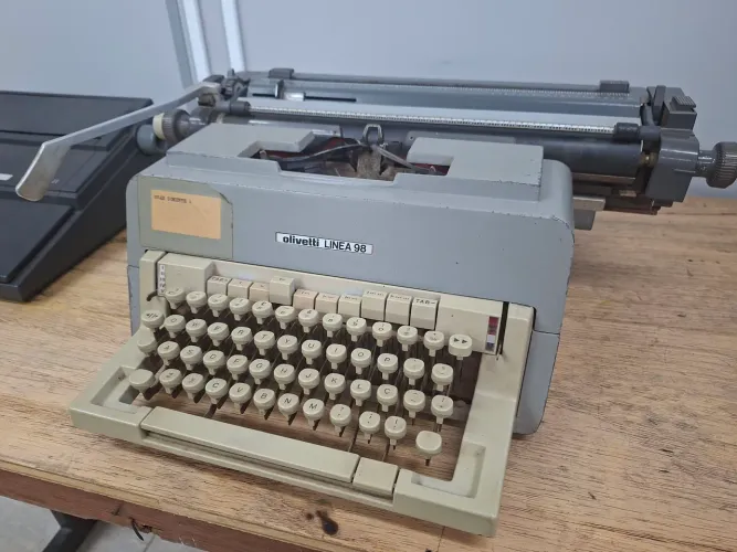 Máquina de escrever Oliveti Linea 98