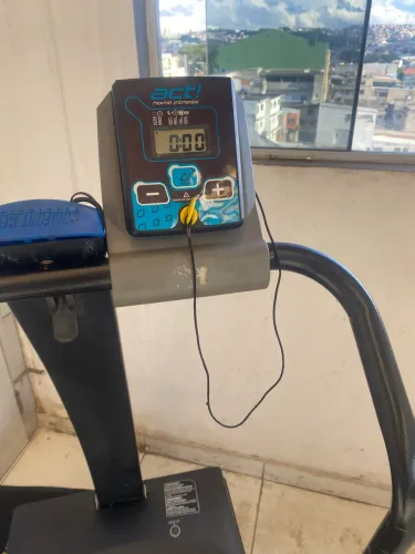 Esteira elétrica 110 suporta ate130 kilos