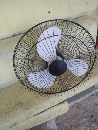 Ventilador de parede funcionando turbo grande