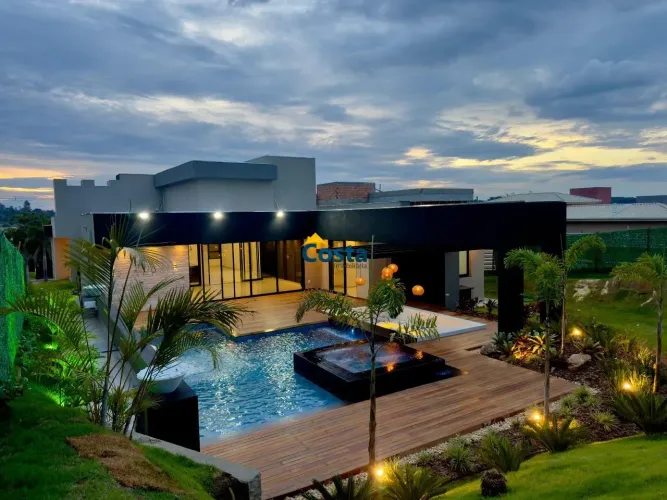 Casa de Alto Padrão à Venda no Gran Royalle Igarapé  4 Quartos, 3 Suítes, Piscina Aquecida