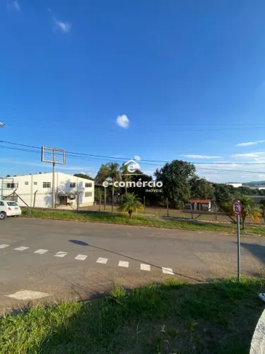 Vende-se área de 4700 m² e área construída de mais de 1800 m² no Distrito Industrial