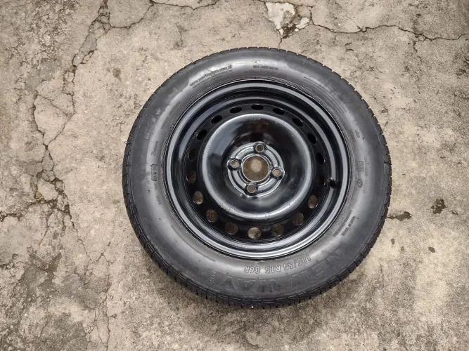 Vendo roda de ferro aro 15 com pneu