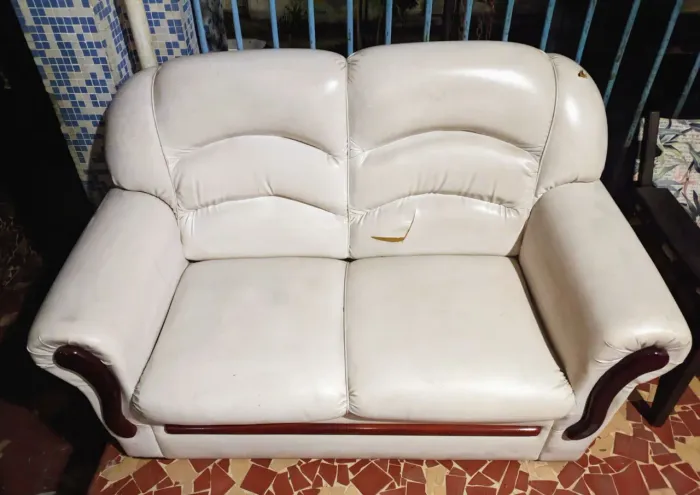 Sofá de couro 2 lugares, mesinhas de mármore e cadeiras