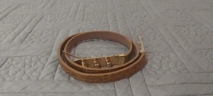 Cinto de couro fivela dourada
