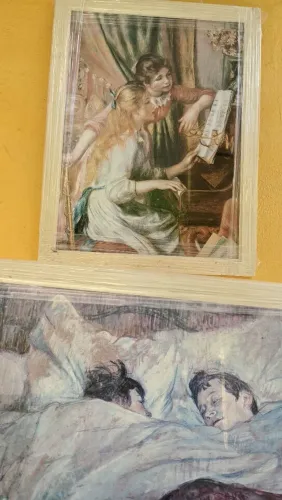 Par de Quadros Decorativos com Moldura Dourada Trabalhada