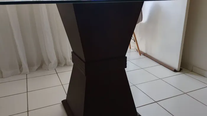 Mesa com tampo de vidro, base de madeira, medindo 1,6m x 1,6m