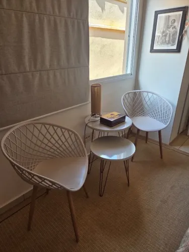 Conjunto de Cadeiras e Mesinhas de Design ? modernas e impecáveis
