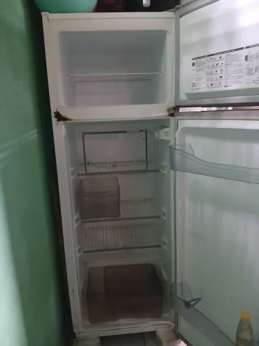Vende-se uma geladeira!