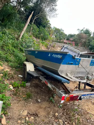 Lancha e carretinha rodoviária