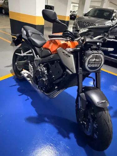 CB 650 R impecável ano 2024, apenas 2.700 km sem detalhes