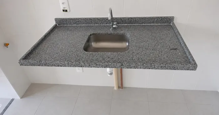 Bancada de Granito Corumbá 1,20 m com Cuba Inox e Torneira
