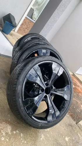 Vendo rodas r20 com 4 pneus novos