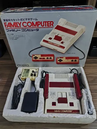 Famíly Computer Primeira versão com botões quadrado vídeo game raro