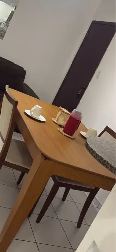 Vendo mesa em perfeito estado, 3 meses de uso (motivo: ela ocupa muito espaço aonde moro
