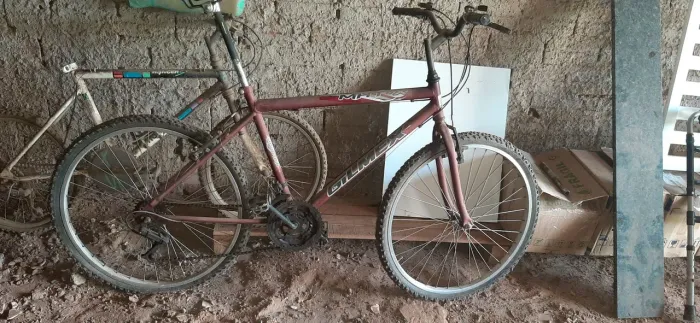 Bicicletas- 2 mountain bike usadas mais com ótimas condições uma grande e um pequena