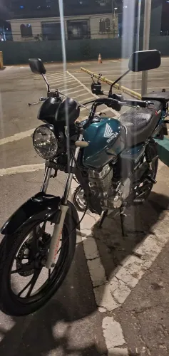 Vendo cg titan 150 2004/2005 moto impecável, motor feito recentemente todo original. 