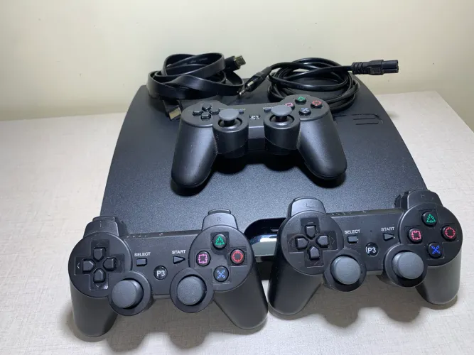? PS3 Slim Desbloqueado + 3 Controles