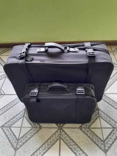 Malas de viagem, duas,vendo juntas.