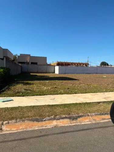 Lote no parque ville pinheiros. 325mt por295 mil na melhor rua do condomínio. Totalmente p