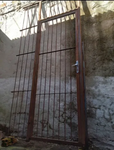 Porta e Grades de Ferro