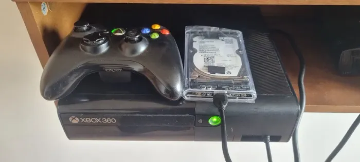 Xbox 360 Super Slim Desbloqueado, com 75 jogos.