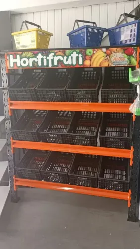 Expositor de frutas e verduras loja Centeraço Itapuã