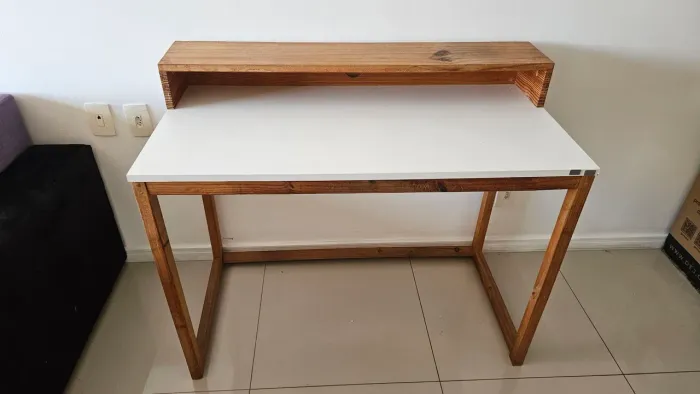 Mesa artesanal em madeira maçica com prateleira 