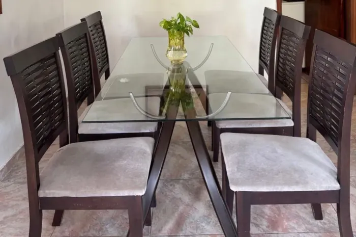 Mesa com 6 cadeiras (Madeira)