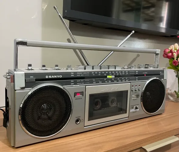 Sanyo rádio AM/FM. Funcionando toca fita.