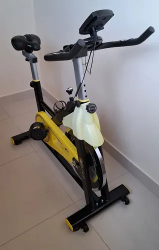 Bicicleta Spinning com roda de inércia de 8kg WCT Fitness + Selim GTS-Tec