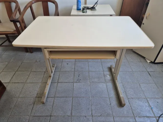 Mesa com suporte para teclado 