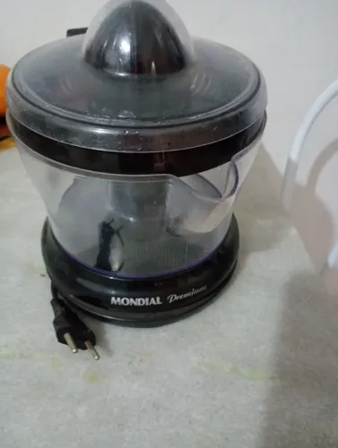 Vende se um espremedor de laranja.