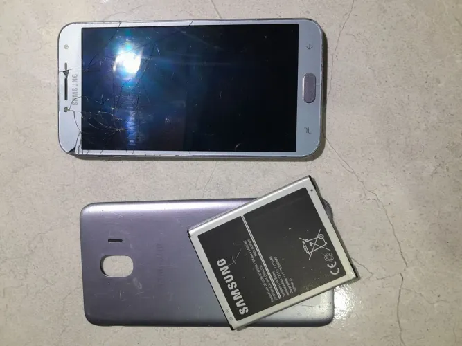 Celular j4 display trincado