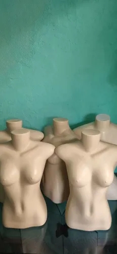 Vendo 5 manequins por 100.00 reais WhatsApp *
