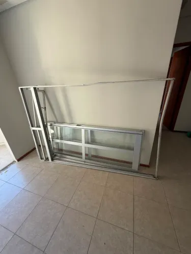 Doação de porta de alumínio e vidro - Para sucata ou reaproveitamento