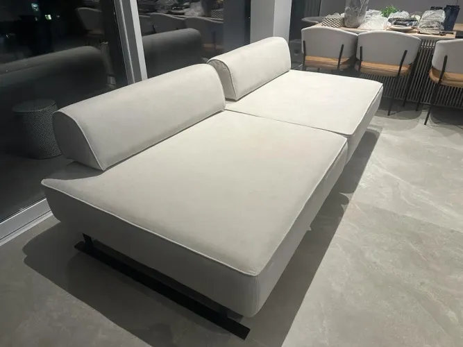 Sofa ilha beiramar. Pé em metal, 