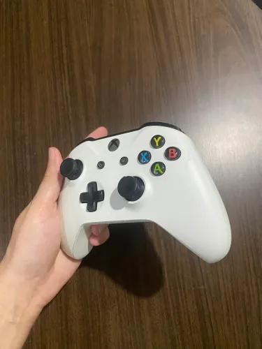 Controle Xbox com pilhas recarregáveis e carregador