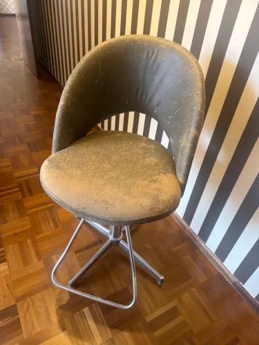 Cadeira Giratória para Salão e Barbearia em Couro e Alumínio