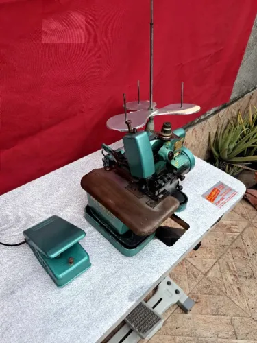 Máquina de Costura Overlock Semi-Industrial c/ Mesa e Motor Acoplado, Ponto Corrente, 1 Ag