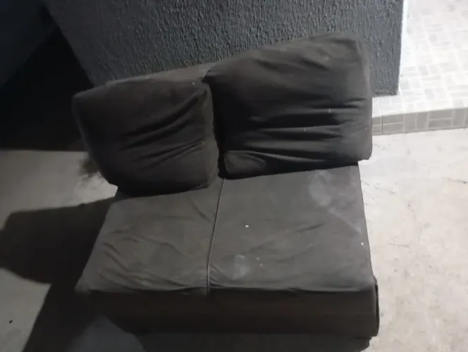 Sofá pequeno por 30 reais conforme a foto para desocupar espaço