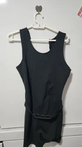 Macaquinho preto justo com fivela (16 veste P/PP)