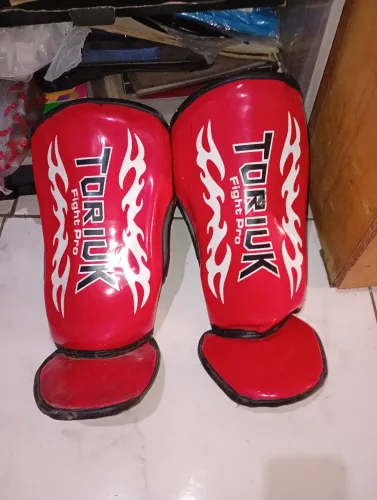 caneleiras de Muay Thai e Kickboxing da marca Toriuk Fight Pro na cor vermelha.