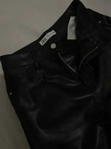 Calça de couro ZARA
