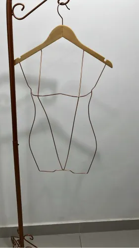 Cabide silhueta 3D