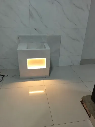 Lavatório com nicho com nicho iluminado