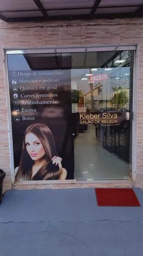 Manicure e design de sobrancelhas