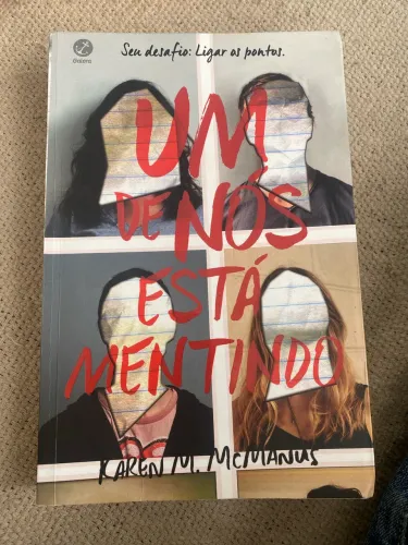 Um de Nós Está Mentindo - Karen McManus - Livro